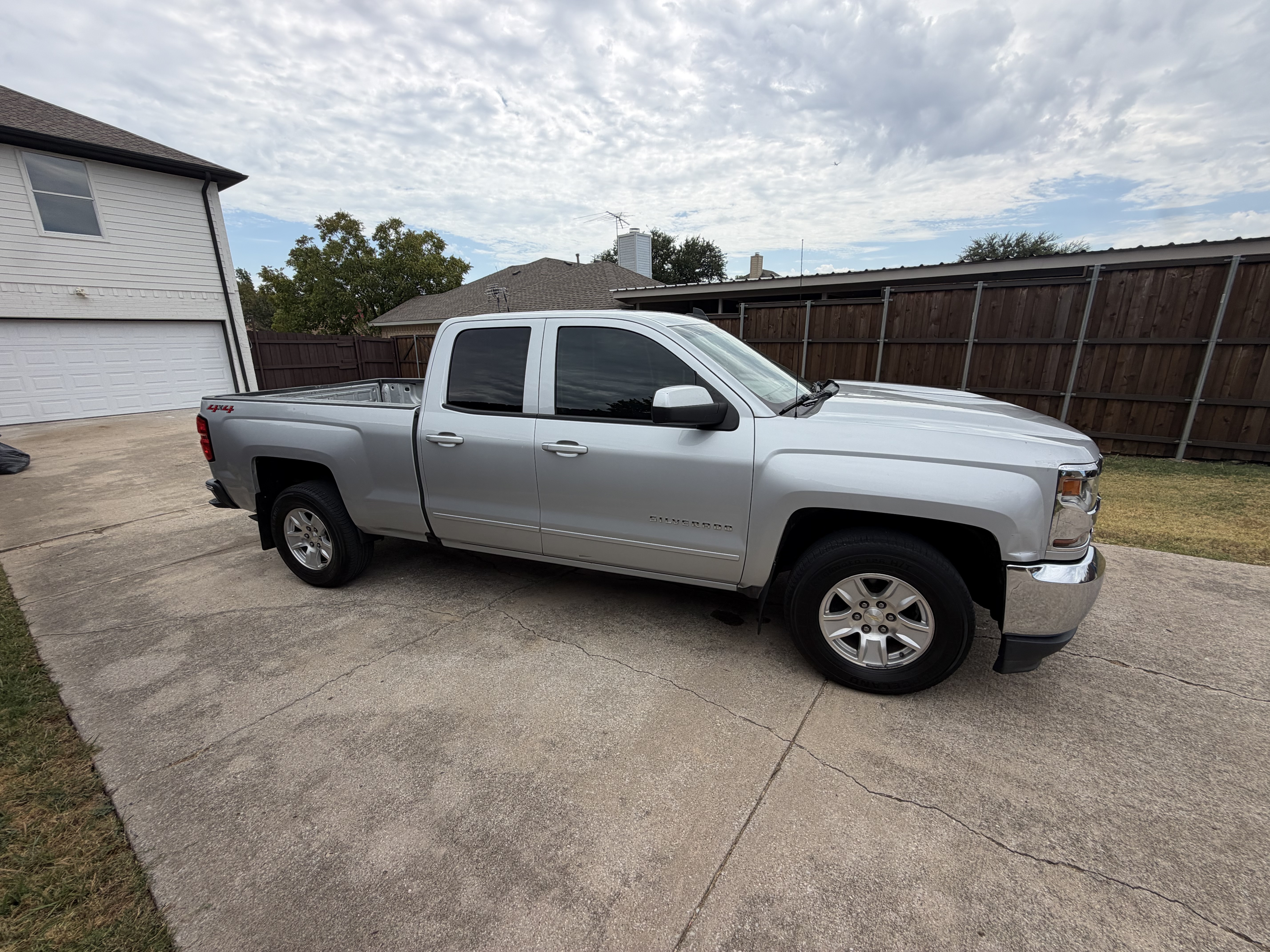 Used 2018 Chevrolet Silverado 1500 LT w/ Trailering Package AWD/4WD image 8
