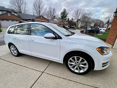 Used 2017 Volkswagen Golf SE image 4