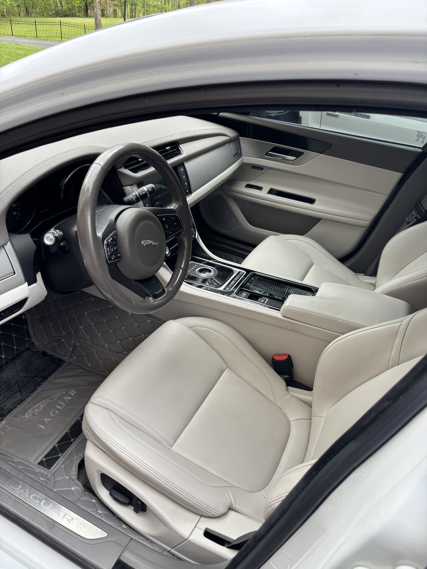 Used 2017 Jaguar XF Premium AWD/4WD image 6