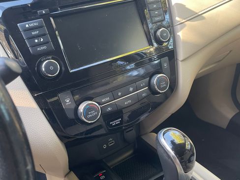 Used 2020 Nissan Rogue SV w/ Premium Package image 15