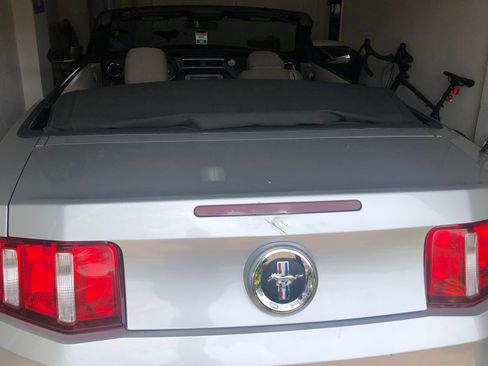 Used 2010 Ford Mustang Convertible image 6