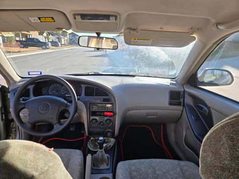 Used 2001 Hyundai Elantra GLS image 2