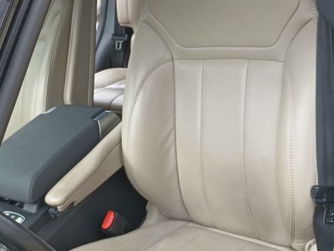 Used 2020 Land Rover Discovery SE image 29