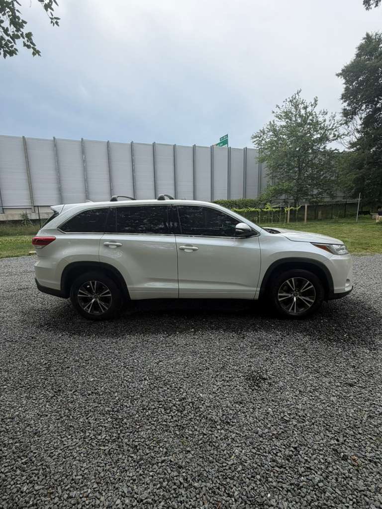 Used 2017 Toyota Highlander Plus FWD image 2