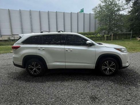 Used 2017 Toyota Highlander Plus FWD image 2