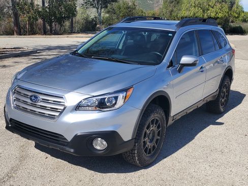 Used 2017 Subaru Outback 2.5i Limited image 1