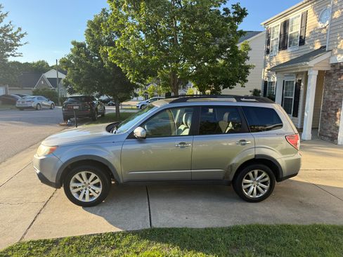 Used 2011 Subaru Forester 2.5X Premium w/ All-Weather Pkg AWD/4WD image 2
