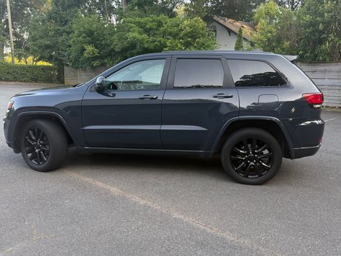 Used 2017 Jeep Grand Cherokee Altitude AWD/4WD image 10