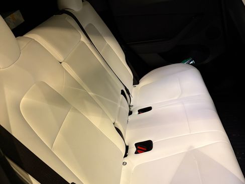 Used 2023 Tesla Model Y Performance image 9