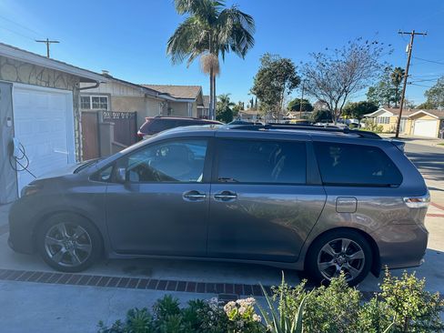 Used 2020 Toyota Sienna SE Premium image 2