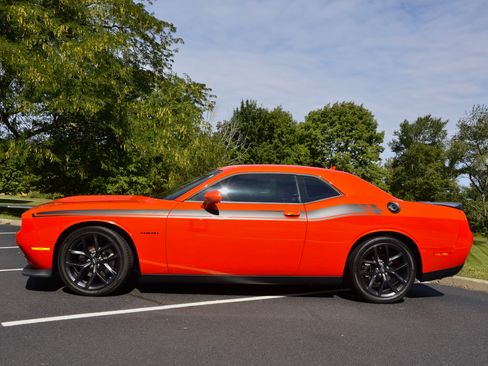 Used 2022 Dodge Challenger R/T w/ Plus Package RWD image 2