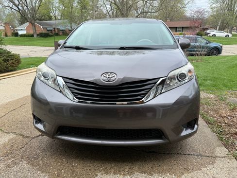 Used 2013 Toyota Sienna LE image 2