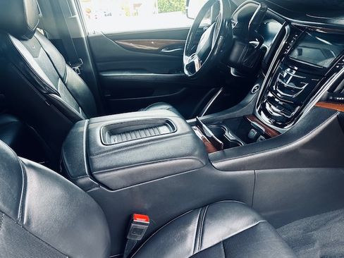 Used 2019 Cadillac Escalade Premium Luxury image 8