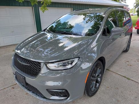 Used 2021 Chrysler Pacifica Touring w/ S Appearance Package image 4