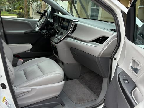 Used 2016 Toyota Sienna LE image 5