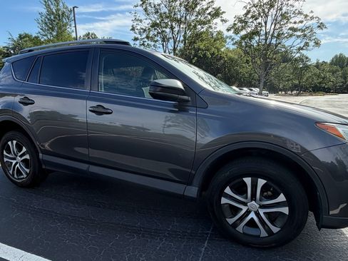 Used 2018 Toyota RAV4 LE FWD image 2