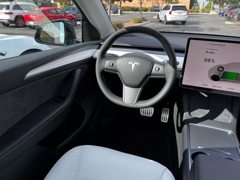 Used 2022 Tesla Model Y Long Range image 14