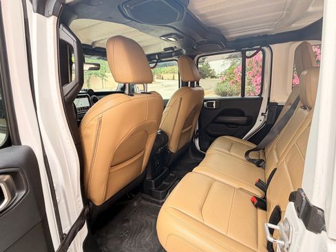 Used 2018 Jeep Wrangler Unlimited Sahara AWD/4WD image 19