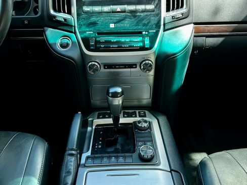 Used 2016 Toyota Land Cruiser image 12