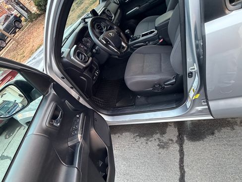 Used 2017 Toyota Tacoma TRD Sport image 12