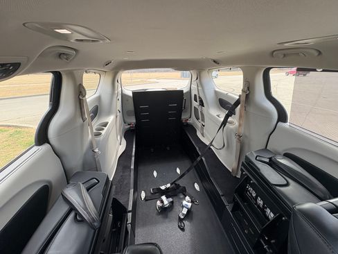 Used 2019 Chrysler Pacifica Touring-L Plus image 6