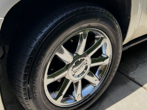 Used 2013 GMC Yukon XL Denali image 2