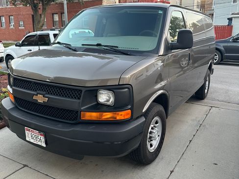 Used 2014 Chevrolet Express 2500 image 2