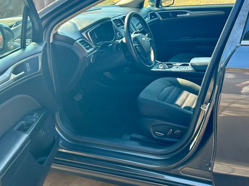 Used 2018 Ford Fusion SE image 5