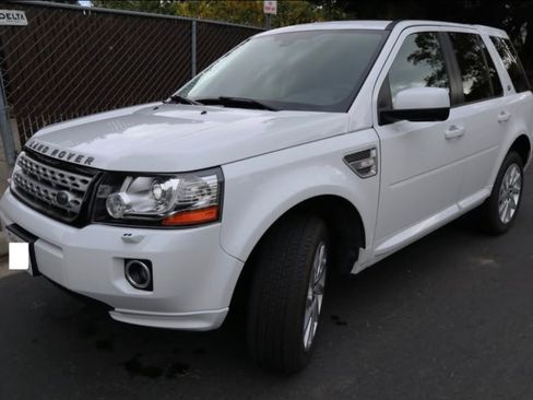 Used 2013 Land Rover LR2 HSE image 5