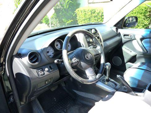 Used 2005 Toyota RAV4 2WD w/ "L" Pkg image 13