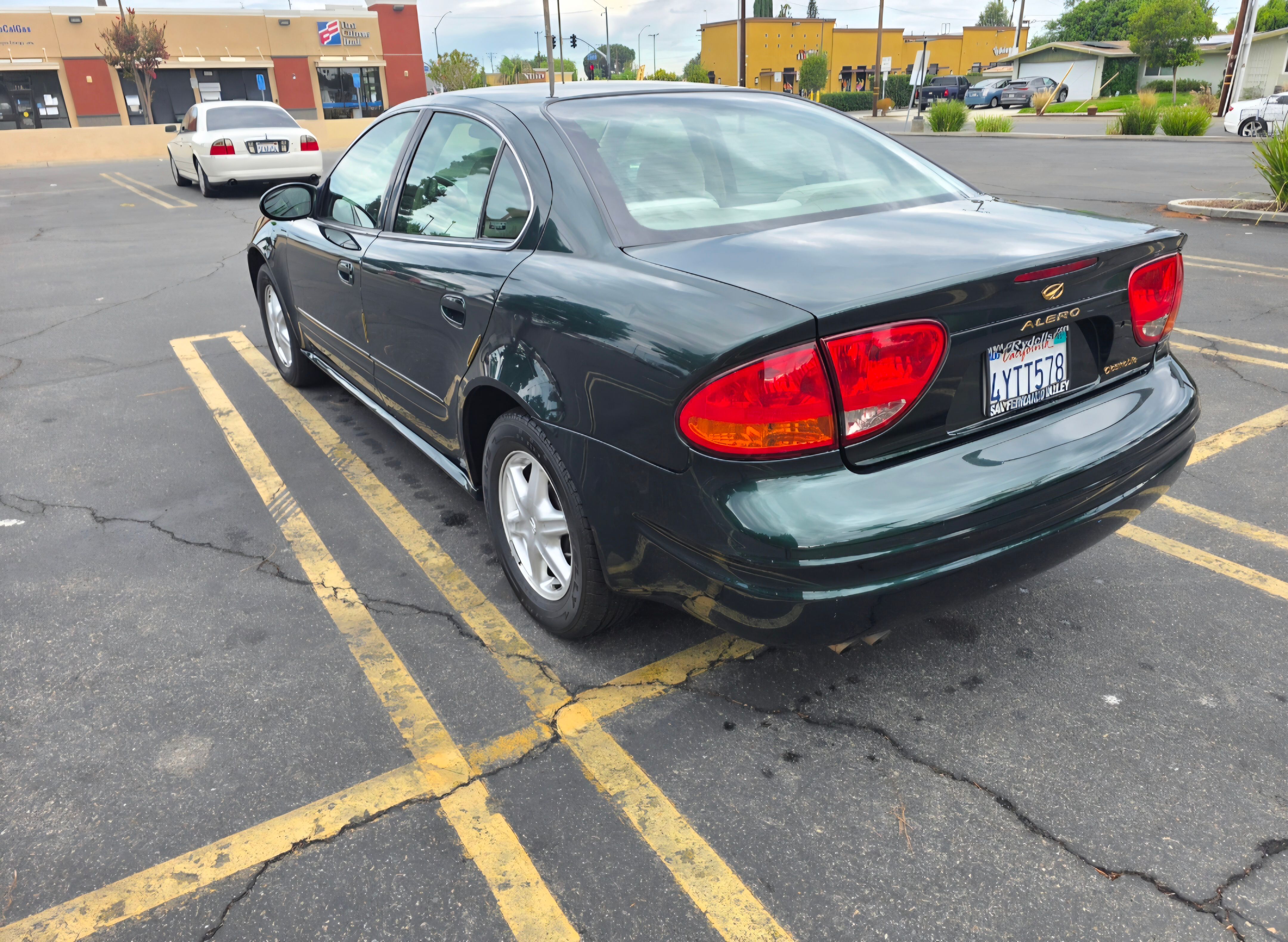 Used 2002 Oldsmobile Alero GL w/ Gold Pkg FWD image 2