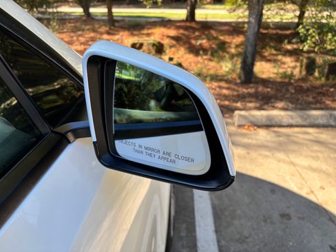 Used 2022 Tesla Model Y Long Range image 24