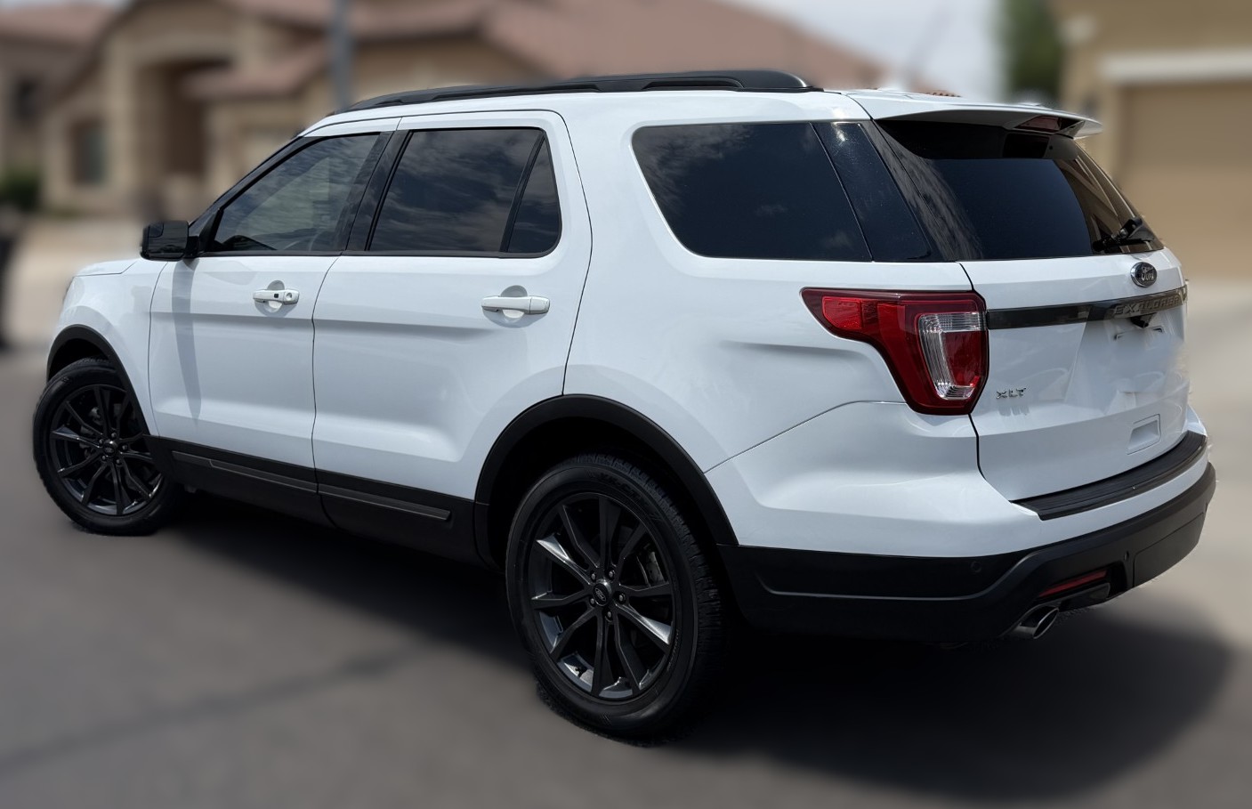 Used 2018 Ford Explorer XLT w/ Equipment Group 202A FWD image 4