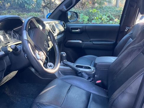 Used 2023 Toyota Tacoma Limited image 10