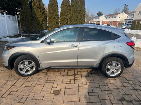 Used 2016 Honda HR-V EX image 2