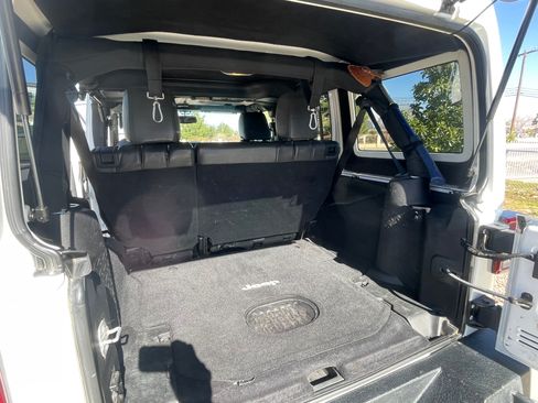 Used 2015 Jeep Wrangler Unlimited Rubicon w/ Connectivity Group image 17