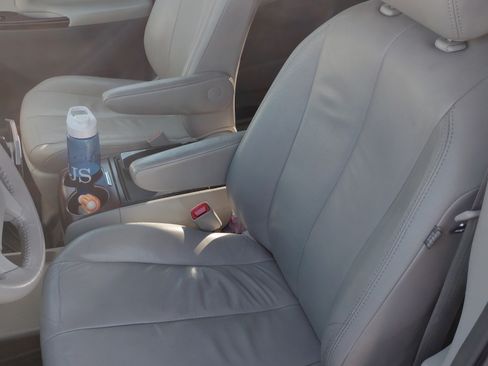 Used 2013 Toyota Sienna XLE image 13