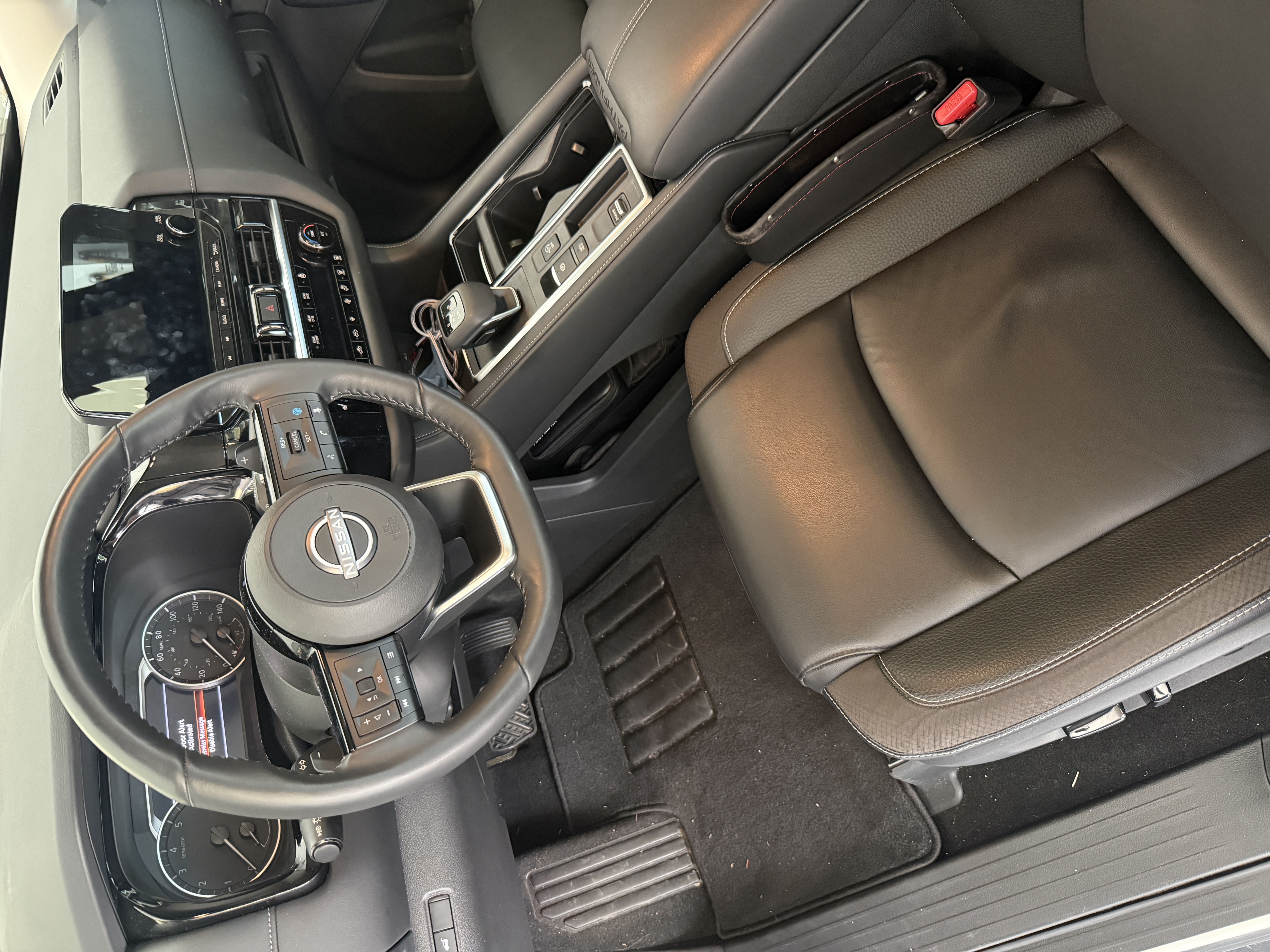 Used 2024 Nissan Pathfinder SL FWD image 11