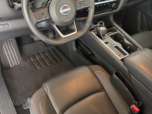 Used 2024 Nissan Pathfinder SL FWD image 11