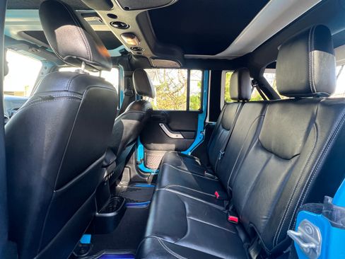 Used 2018 Jeep Wrangler Unlimited Rubicon w/ Connectivity Group image 23