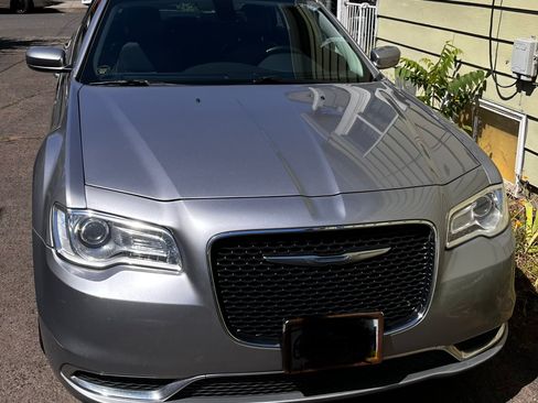 Used 2015 Chrysler 300 Limited RWD image 2