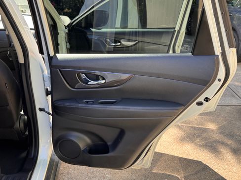 Used 2019 Nissan Rogue SV w/ Premium Package FWD image 15