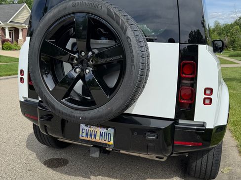 Used 2024 Land Rover Defender 90 X-Dynamic SE image 8