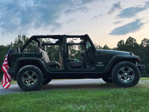 Used 2008 Jeep Wrangler Unlimited Sahara w/ Dual Top Group AWD/4WD image 5