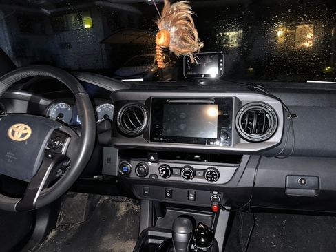 Used 2017 Toyota Tacoma TRD Off-Road w/ Tow Package (A/T) image 12