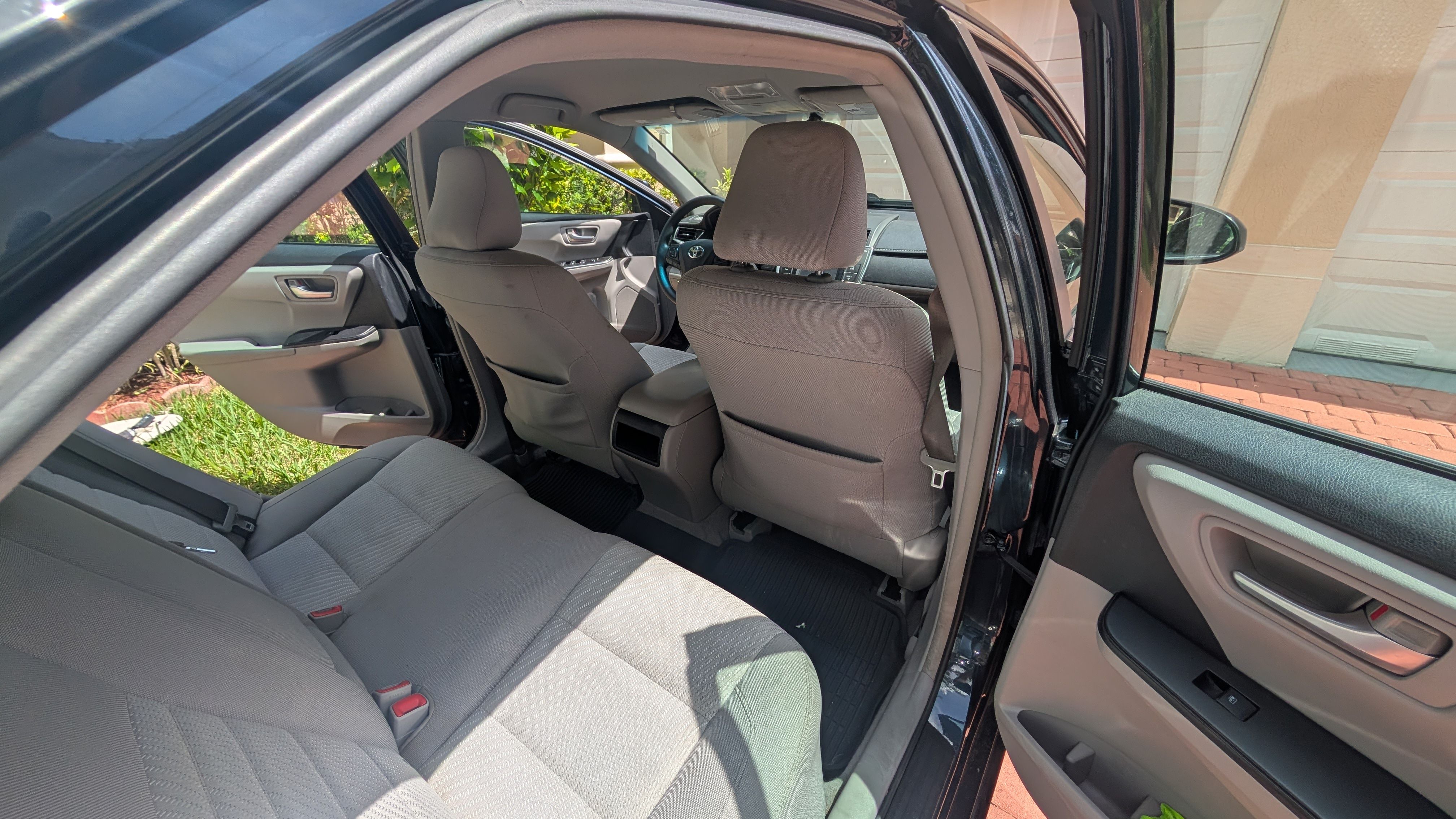 Used 2017 Toyota Camry LE FWD image 4