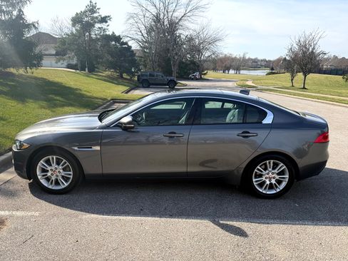 Used 2017 Jaguar XE Premium image 1