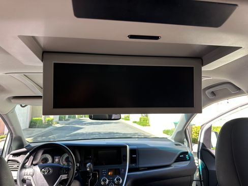 Used 2015 Toyota Sienna SE Premium image 2