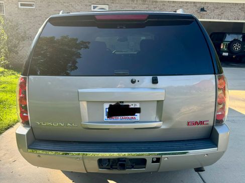 Used 2007 GMC Yukon XL Denali AWD/4WD image 4