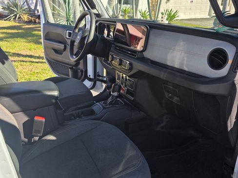 Used 2024 Jeep Wrangler Unlimited image 12